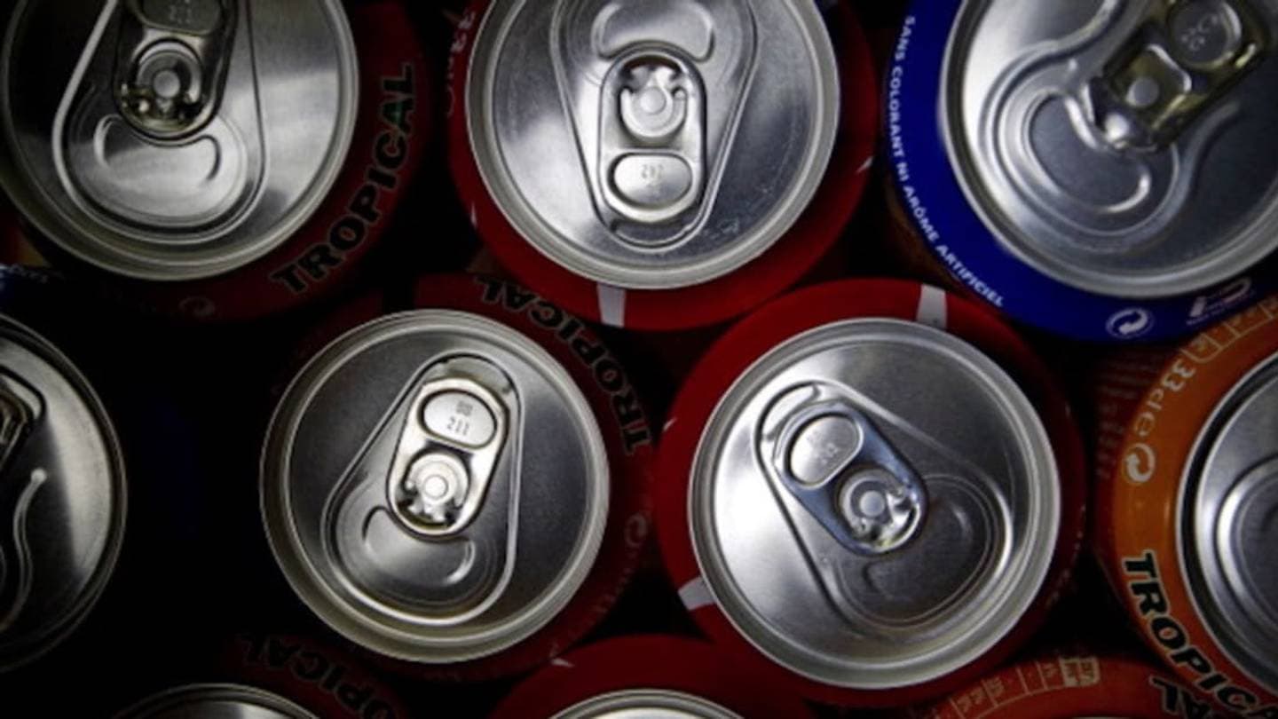 Tapping the top of a soda can prevents it from fizzing over illustration